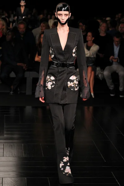 Look 25